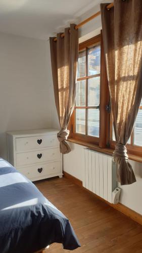 - une chambre avec un lit, une fenêtre et une commode dans l'établissement Gîte LA SAGESSE, à Le Breuil-en-Auge