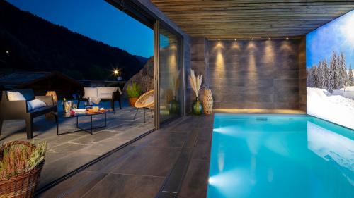 - une piscine dans une maison avec terrasse dans l'établissement LA FERME D'ARTHUR, au Grand-Bornand