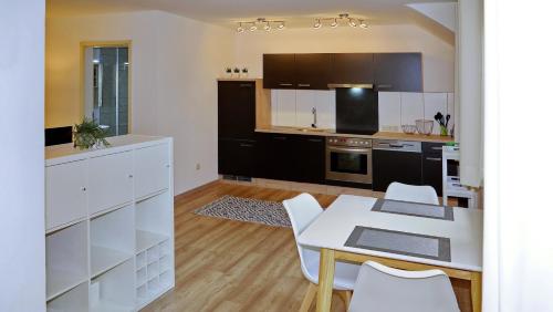 eine Küche mit einem Tisch und Stühlen sowie ein Esszimmer in der Unterkunft Ferienwohnung Philipp in Bartholomäberg