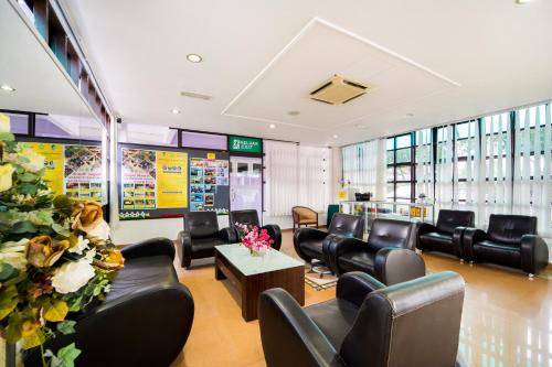 una sala d'attesa con sedie in pelle nera e una sala d'attesa di Hotel O Kulim Inn a Kulim