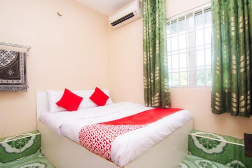 Łóżko lub łóżka w pokoju w obiekcie OYO 1224 Hotel Hajah Rohayah