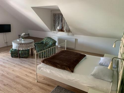 sypialnia z łóżkiem, stołem i krzesłem w obiekcie Motel u Olka Boczów w mieście Boczów