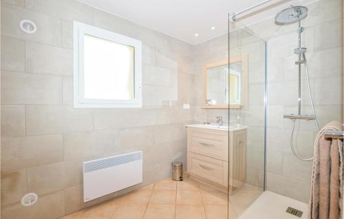 W łazience znajduje się prysznic i umywalka. w obiekcie Awesome Home In Algajola With Wifi w mieście Algajola