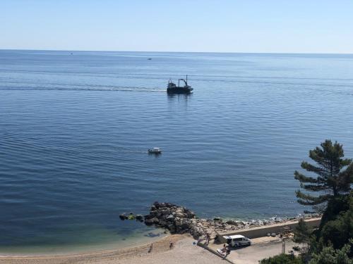 a boat in the middle of a large body of water at Maison del Bassotto in Numana