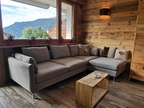 ein Wohnzimmer mit einem Sofa und einem Tisch in der Unterkunft Verbier Medran in Verbier