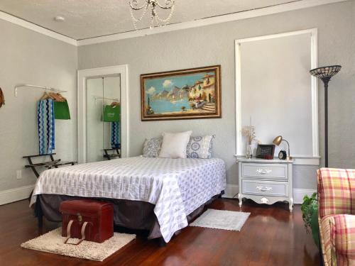 a bedroom with a bed and a painting on the wall at Comfy and Spacious Suite with Free Parking - 2G in Miami