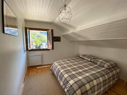 a bedroom with a bed and a window at Maison des Alpes accès station Les 2 Alpes 1h Grenoble in Vénosc