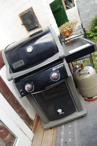 Kemudahan BBQ tersedia untuk tetamu di rumah percutian