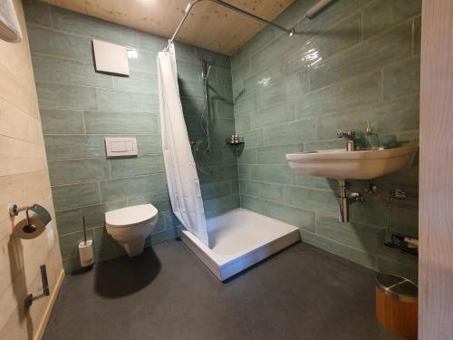 A bathroom at ViVa B&B Urmein