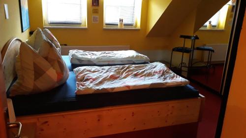 2 camas sentadas en una plataforma en una habitación en Villa Karin, en Breitungen