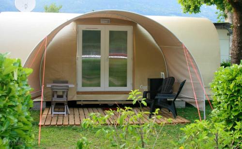 a dome tent with a table and chairs in a yard at Campeggio Italia in Marina di Massa