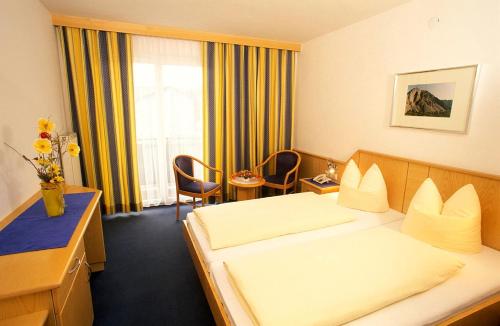 ein Hotelzimmer mit einem Bett und einem Fenster in der Unterkunft Hotel Reichmann in Sankt Kanzian am Klopeiner See