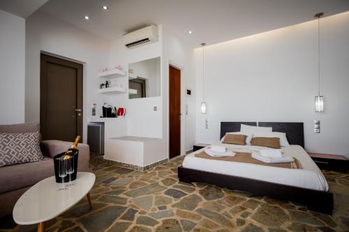 A bed or beds in a room at Sea Shell Beach Suite