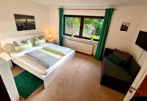 um quarto com uma cama e uma janela em Ferienwohnung am Parkwohnstift em Bad Kissingen