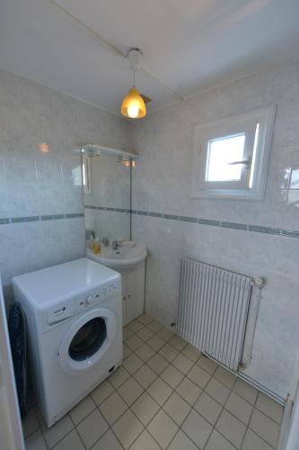 a bathroom with a washing machine and a sink at AMBROGIO in Amboise