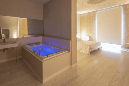 een badkamer met een bad in het midden van een kamer bij Scaravelli Residenza in Mantova