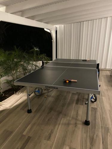Taula de ping-pong a Villa Ondines o a prop