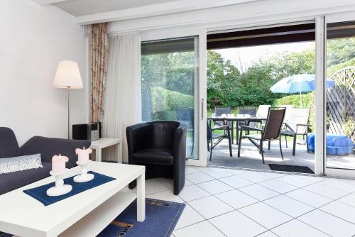 ein Wohnzimmer mit einem Sofa und einem Tisch in der Unterkunft Ferienhaus Nordlicht in Bensersiel