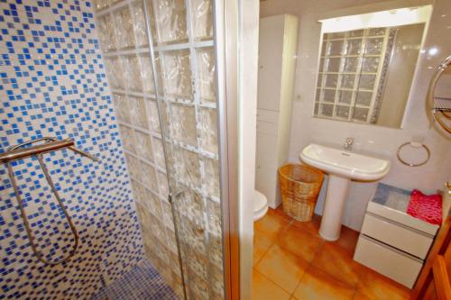 Kúpeľňa v ubytovaní Margarida - holiday bungalow in peaceful surroundings in Benitachell