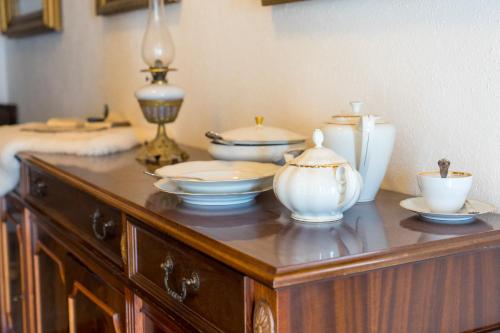a wooden cabinet with bowls and dishes on it at Pension Polsterrinne in Vordernberg