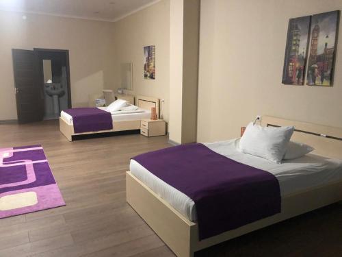 En eller flere senge i et værelse på Baitau Hotel Aktobe