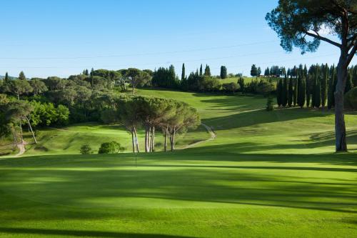 a view of a golf course with a green at Apt Alice - Apartment in the Vineyards in Strada