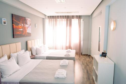 Кровать или кровати в номере Ermou Downtown Studios by Hospitality Box