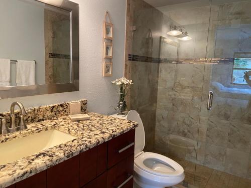 Un baño con ducha, inodoro y lavabo. en Escape to paradise, en St Pete Beach