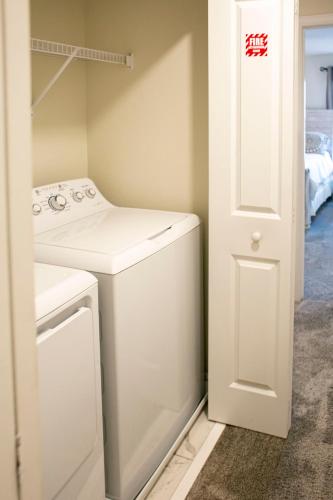 B - New 4 Bedroom Home - 5 Miles to Disney - Free Water Park - Private Pool photo 97
