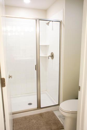 B - New 4 Bedroom Home - 5 Miles to Disney - Free Water Park - Private Pool photo 95