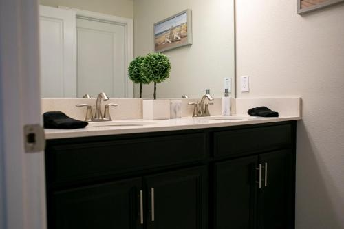 B - New 4 Bedroom Home - 5 Miles to Disney - Free Water Park - Private Pool photo 92