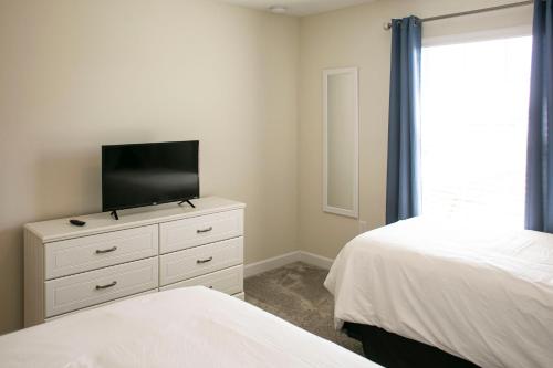 B - New 4 Bedroom Home - 5 Miles to Disney - Free Water Park - Private Pool photo 91