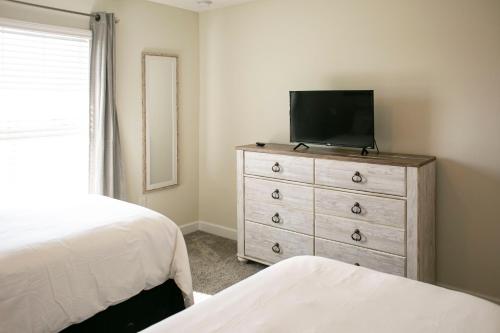 B - New 4 Bedroom Home - 5 Miles to Disney - Free Water Park - Private Pool photo 86
