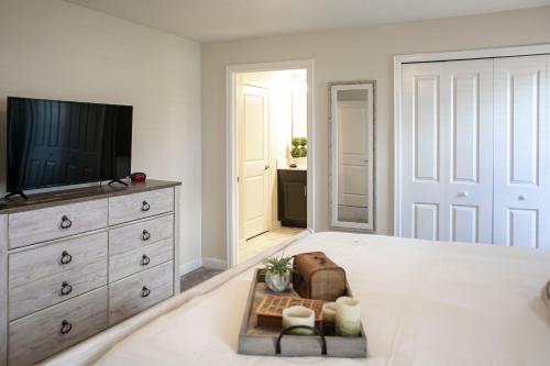 B - New 4 Bedroom Home - 5 Miles to Disney - Free Water Park - Private Pool photo 79