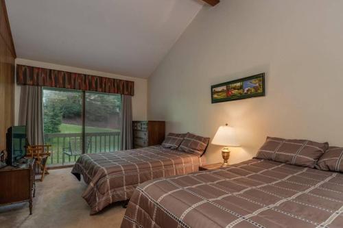 sypialnia z 2 łóżkami i balkonem w obiekcie Mountain, Lake, Golf Resort for 8 Kayak Included w mieście Lake Lure