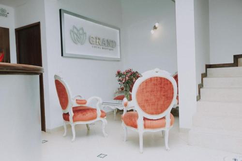 a room with two chairs and a table and stairs at HOTEL GRAND BOUTIQUE in Fusagasuga