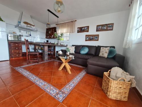 uma sala de estar com um sofá e uma mesa em La Casita de la Breña. em Jerez de la Frontera