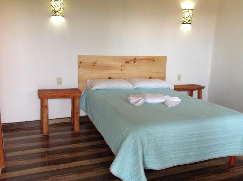 een slaapkamer met een bed met twee handdoeken erop bij Hotel Finca Las Bovedas in San Miguel Regla