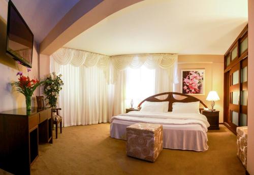 a bedroom with a large bed and a window at Hotel Marcoantonio - Moyobamba in Moyobamba