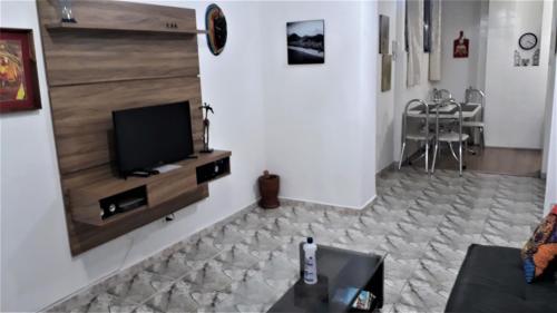 sala de estar con TV en la pared en Edificio ALONE com terraço na quadra da praia, espaçoso e silencioso, en Río de Janeiro