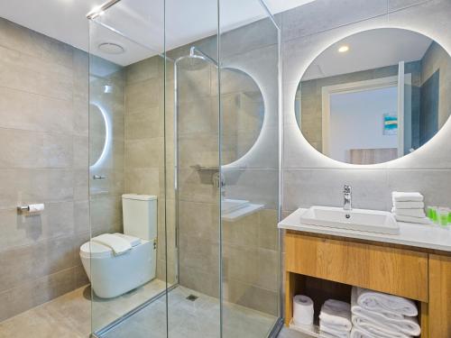 a bathroom with a shower, toilet and sink at Parkside Motel Geelong in Geelong