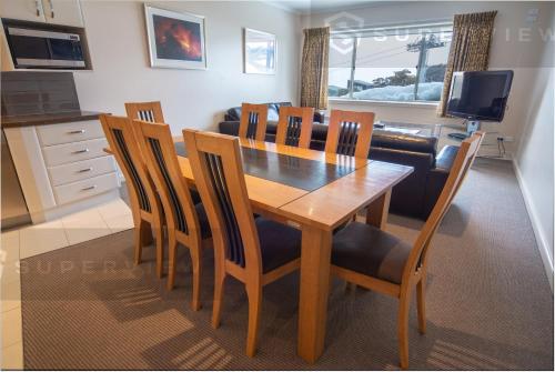 Η κουζίνα ή μικρή κουζίνα στο Arlberg Hotel Mt. Buller