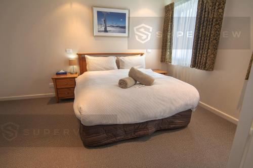 A bed or beds in a room at Arlberg Hotel Mt. Buller