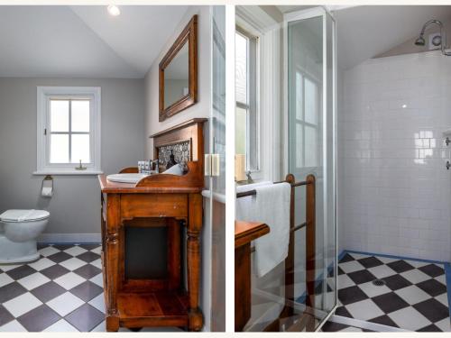 2 Bilder eines Badezimmers mit Waschbecken und WC in der Unterkunft Cottage 5 Hyams Beach Seaside Cottages in Hyams Beach
