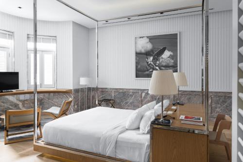 喬治市的住宿－麥卡利斯特莊園酒店，一间卧室配有一张床和一张带台灯的书桌