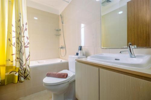 Koupelna v ubytování Comfortable and Spacious 2BR at Oasis Cikarang Apartment By Travelio