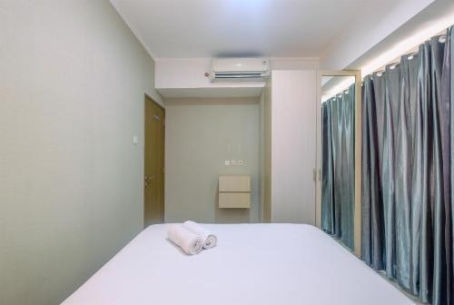 Ein Bett oder Betten in einem Zimmer der Unterkunft Comfortable and Spacious 2BR at Oasis Cikarang Apartment By Travelio