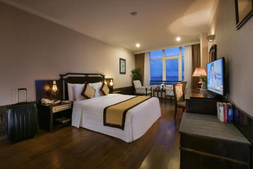 Giường trong phòng chung tại Halong Pearl Hotel