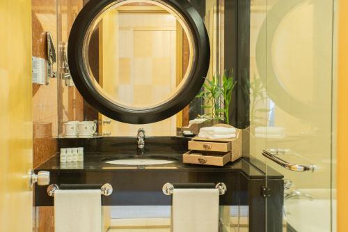Ett badrum på Shantou Junhua Haiyi Hotel