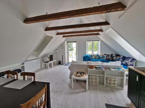 Istumisnurk majutusasutuses The 'Loft' Apartment- "Den Gule Svane" Guest House - near Rønne & Beach